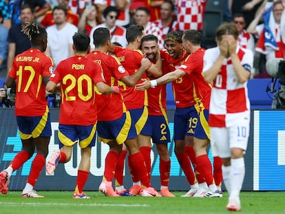 Los jugadores de la selección española celebran el gol de Dani Carvajal ante Croacia.