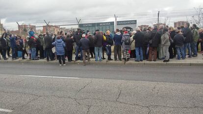 Instalación de los letreros el sábado, en una imagen cedida por la asociación SOS Carabanchel y la Plataforma Ciudadana por el Centro de Memoria Cárcel de Carabanchel.