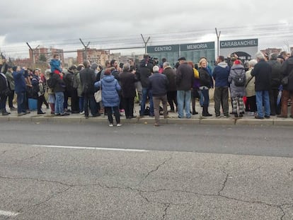 Instalación de los letreros el sábado, en una imagen cedida por la asociación SOS Carabanchel y la Plataforma Ciudadana por el Centro de Memoria Cárcel de Carabanchel.