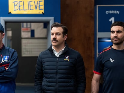 Brendan Hunt, Jason Sudeikis y Brett Goldstein, en el último capítulo de la segunda temporada de 'Ted Lasso'.