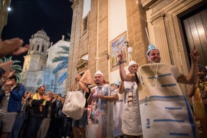 Una agrupación 'ilegal' actúa en los aledaños de la Catedral mientras en el Teatro Falla se celebra la final del Concurso de agrupaciones del Carnaval de Cádiz durante la fiesta de 2022.