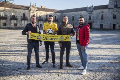 De izquierda a derecha, Matías Fontán (presidente), Rubén ‘Pénjamo’ (jugador y responsable de la cantera), Edu Charlín (entrenador) y Jhon Rivas (segundo entrenador), en la Plaza de Fefiñáns, en Cambados.