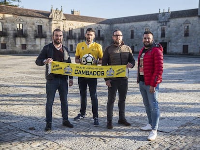 De izquierda a derecha, Matías Fontán (presidente), Rubén ‘Pénjamo’ (jugador y responsable de la cantera), Edu Charlín (entrenador) y Jhon Rivas (segundo entrenador), en la Plaza de Fefiñáns, en Cambados.