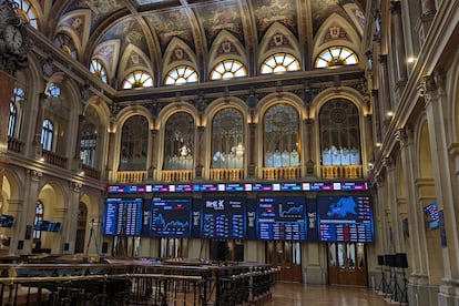 Interior de la Bolsa de Madrid.,