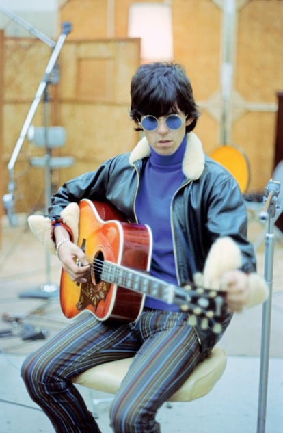 Keith Richards grabando en los estudios RCA de Hollywood, 1965. La imagen se muestra en la exposición 'Off the Hook'.
