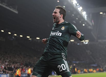 El delantero argentino del Real Madrid Gonzalo Higuaín (25 años) aterrizó en el conjunto blanco en la temporada 2006/2007 procedente del River Plate. En la imagen, el argentino celebra el gol de Cristiano Ronaldo durante el partido de vuelta de los octavos de final de la Liga de Campeones disputado contra el Manchester United el 5 de marzo de 2013.