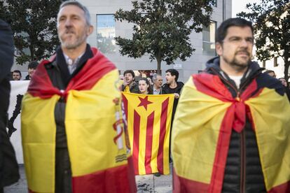 El Ayuntamiento de Rubí (Barcelona) ha organizado una lectura de varios artículos de la Constitución en la Plaza del Ayuntamiento para celebrar el Día de la Constitución.