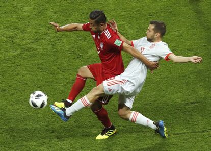 Omid Ebrahimi (izquierda) y  Jordi Alba luchan por la pelota.
