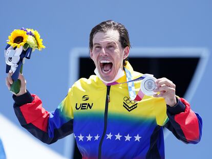 El medallista de plata venezolano Daniel Dhers, tras la premiación en los juegos de Tokio.