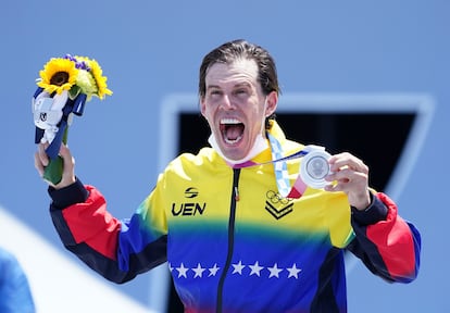 El medallista de plata venezolano Daniel Dhers, tras la premiación en los juegos de Tokio.