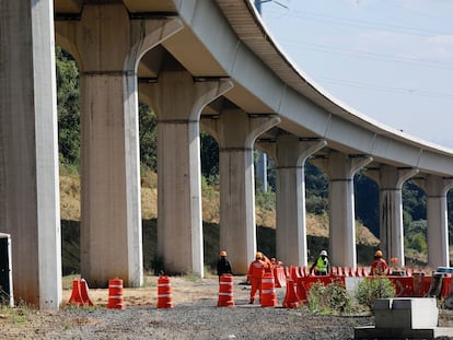 Trabajadores en la construcción del Tren Interurbano, el pasado 27 de abril.