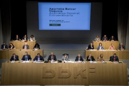 Mesa que presidió el pasado viernes la asamblea de BBK en la que fue aprobada la fusión de las tres cajas vascas.