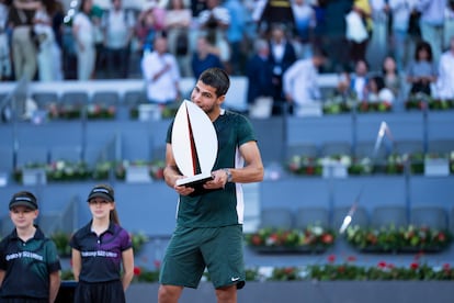 Carlos Alcaraz posa con el trofeo de campeón, este domingo en Madrid.