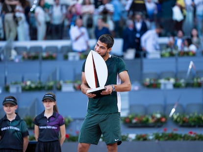 Carlos Alcaraz posa con el trofeo de campeón, este domingo en Madrid.