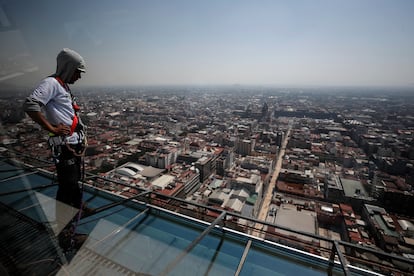 Un trabajador de limpieza en la Torre Latinoamericana de Ciudad de México (México). 