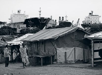 En el poblado de chabolas de Alang (la India) no hay agua, ni electricidad, ni desagües, y las casas se construyen con los restos de barcos que no se venden.