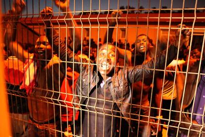 Inmigrantes subsaharianos celebran su entrada en el CETI de Melilla tras lograr saltar la valla fronteriza en el 2000