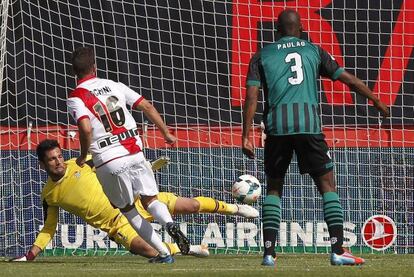 Rochina aprovecha el error de Paulao para marcar el primer gol