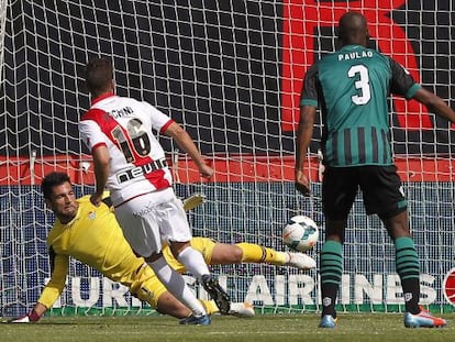 Rochina aprovecha el error de Paulao para marcar el primer gol