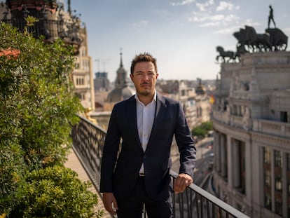 El consultor de turismo de lujo Fabián González posa en la terraza del hotel Four Seasons en Madrid. ANDREA COMAS