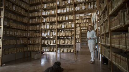 Liliane Dahlmann en el archivo histórico de la Fundación Medina Sidonia en Sanlúcar de Barrameda (Cádiz).