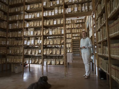 Liliane Dahlmann en el archivo histórico de la Fundación Medina Sidonia en Sanlúcar de Barrameda (Cádiz).