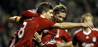 Gerrard y Torres celebran uno de los goles del 4-0 del Liverpool al Madrid en 2009.