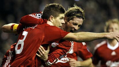 Gerrard y Torres celebran uno de los goles del 4-0 del Liverpool al Madrid en 2009.