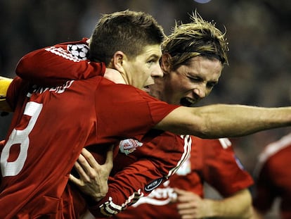 Gerrard y Torres celebran uno de los goles del 4-0 del Liverpool al Madrid en 2009.