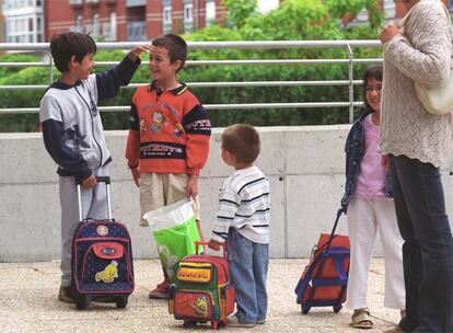 Varios ni?os con sus mochilas a punto iniciar el pasado curso escolar, en un centro de Primaria de San Sebastin.