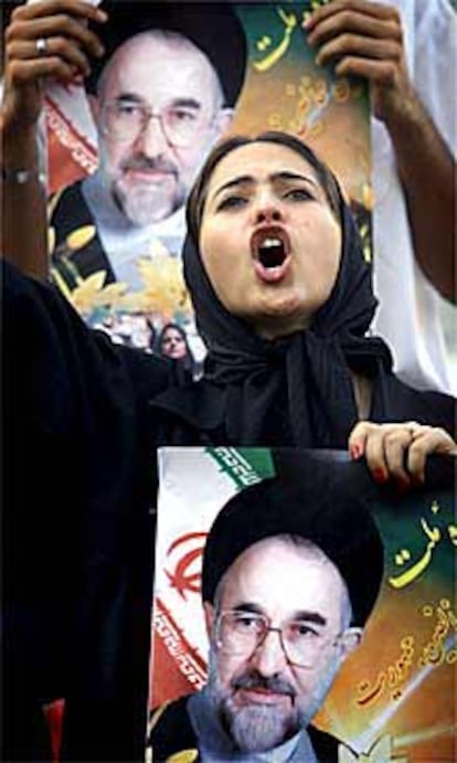 Una seguidora de Jatamí celebraba su victoria en Teherán.