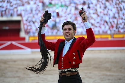 Guillermo Hermoso de Mendoza pasea las dos orejas y el rabo que cortó al sexto toro de la tarde.