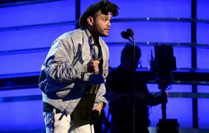 The Weeknd, durante la recogida del premio a la mejor canción de R&B por 'The Hills'.