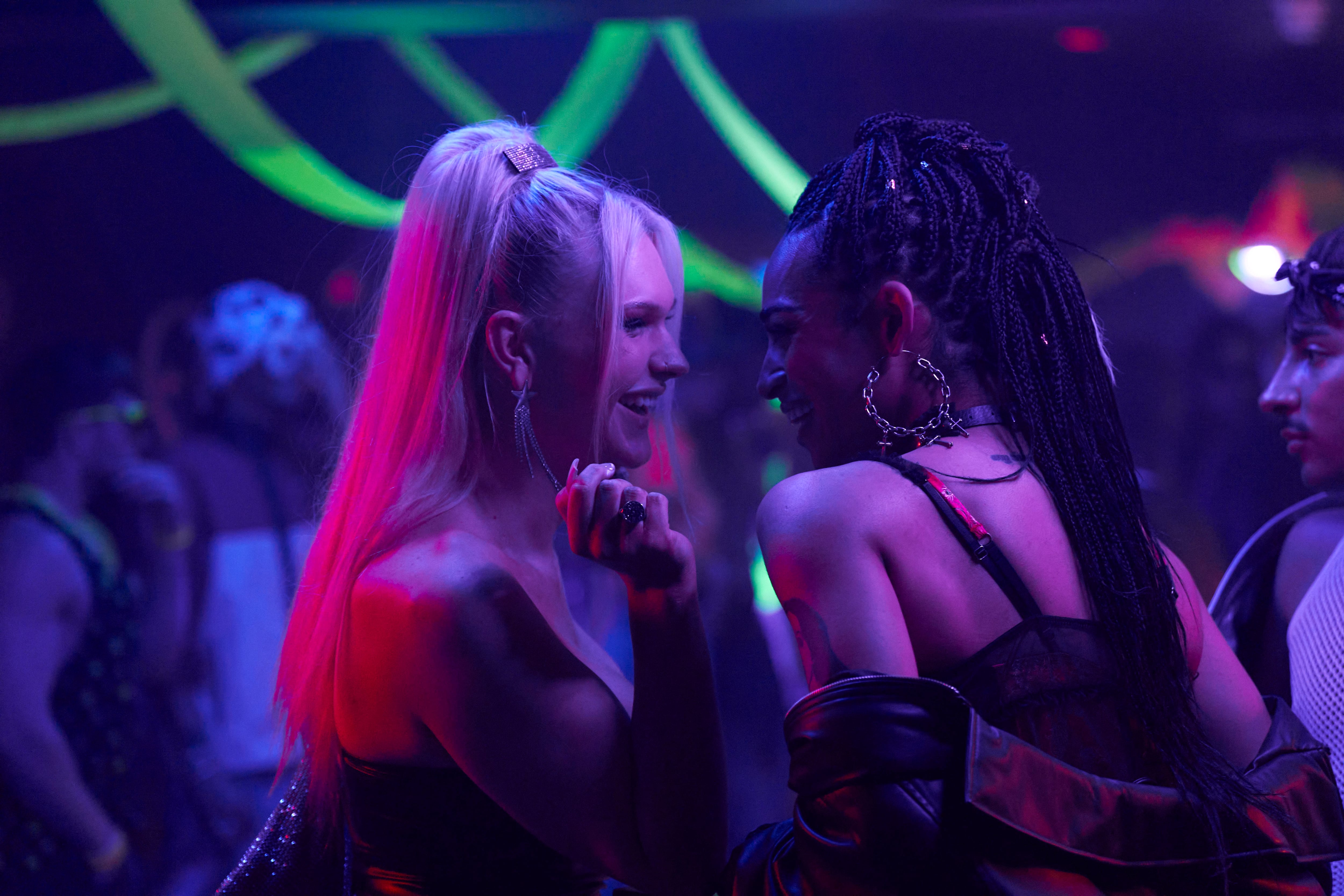 Hannah Jones y Alex Thomas-Smith, en la serie 'What It Feels Like For A Girl'.