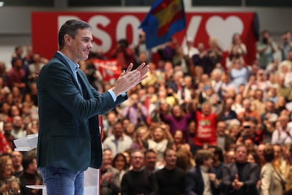 El secretario general del PSOE y presidente del Gobierno, Pedro Snchez , durante un acto del partido para celebrar el nuevo Ejecutivo, el 26 de novimebre en Madrid.