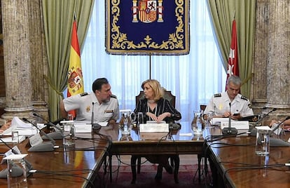 Germán Rodríguez Castiñeira, a la izquierda, con la delegada del Gobierno en Madrid, Concepción Dancausa.