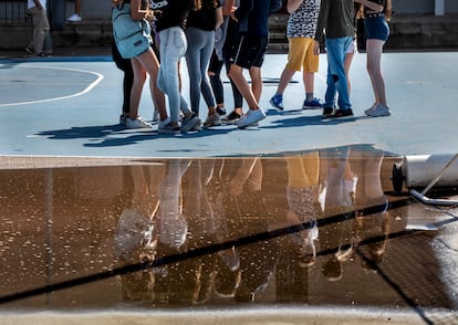 Alumnos de un instituto público de Valencia en el recreo.