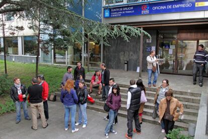 Un grupo de parados delante de una oficina de empleo en Vigo.