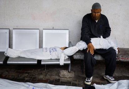 Un hombre sujeta el cadáver de un niño, en el Hospital Abu Yousef al-Najjar de Rafah.