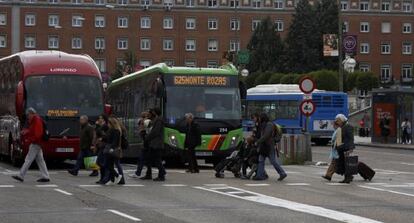 Autob&uacute;s interurbano (en el centro) de Las Rozas, en el intercambiador de Moncloa.