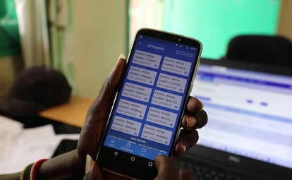 El oficial de cultivos del subcondado de Turkana, Alfons Aurun, muestra la aplicación de teléfono E-locust en su oficina en la ciudad de Lodwar, condado de Turkana, Kenia, el 2 de julio de 2020.