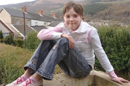 La niña británica Hannah Clark, de 12 años, se recupera de la operación en la que han reactivado su corazón.