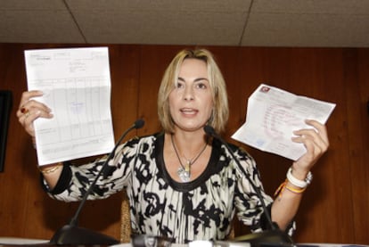 La exalcaldesa de Alicante Sonia Castedo muestra facturas de viajes a Andorra supuestamente pagados por Enrique Ortiz.