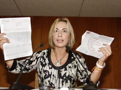 La exalcaldesa de Alicante Sonia Castedo muestra facturas de viajes a Andorra supuestamente pagados por Enrique Ortiz.