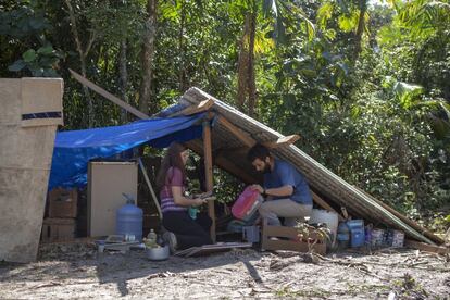 Vanessa Muniz Honorato, de 22 anos, vasculha o que restou de sua casa, uma construção de paredes verdes que tinha a mesma estrutura de um único vão de 64 metros quadrados que as outras duas construídas pelos primos do marido, Héber Prado, sentado ao seu lado. Entre os escombros, sob uma lona azul, ainda estão o fogão, um balcão de pilha, uma vassoura e alguns utensílios domésticos. O casal junta parte das compras feitas antes da demolição e separa pacotes de feijão e arroz para levar até a casa de Edmilson, onde vivem provisoriamente. Era ali, naquela parte da mata que um dia serviu de roça aos seus ancestrais, que eles faziam o evangelho espírita toda quarta-feira. "Eu vejo e não consigo acreditar. Tenho uma culpa enorme porque não estava aqui naquele dia", diz Vanessa. Ela e Daiane haviam ido para Matinhos, no Paraná, onde estudam Educação no Campo em um sistema de alternância, com períodos na universidade e outros na comunidade.