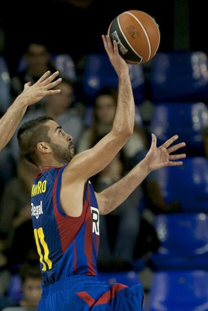 Navarro ejecuta su clásico tiro.