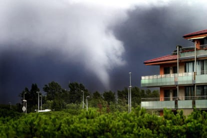 El tercer tornado se ha producido esta mañana y ha afectado a los términos municipales de Montcada i Reixac, La Llagosta, Mollet del Vallés y Santa Perpétua de Mogoda. El fenómeno, que ha durado unos diez minutos, ha obligado a cortar una carretera a causa de los árboles arrancados.