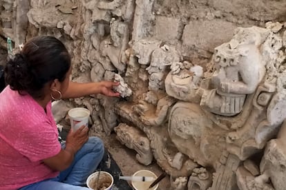 Una arqueóloga trabaja en la excavación donde fueron descubiertas fachadas decoradas con relieves, en la Zona Arqueológica de Dzibanché, Quintana Roo.