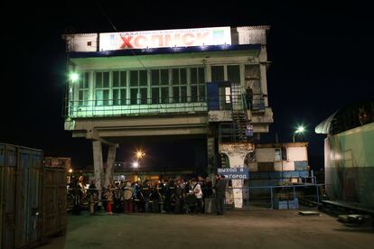 Puerto de Jolmsk, isla de Sajalín, la fila para subir al transbordador del continente.