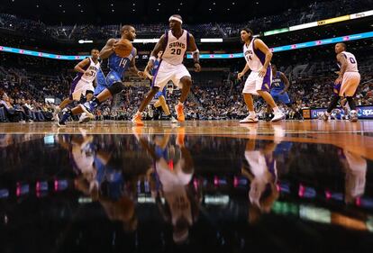 Jameer Nelson, de Orlando Magic, ante varios jugadores de Phoenix Suns